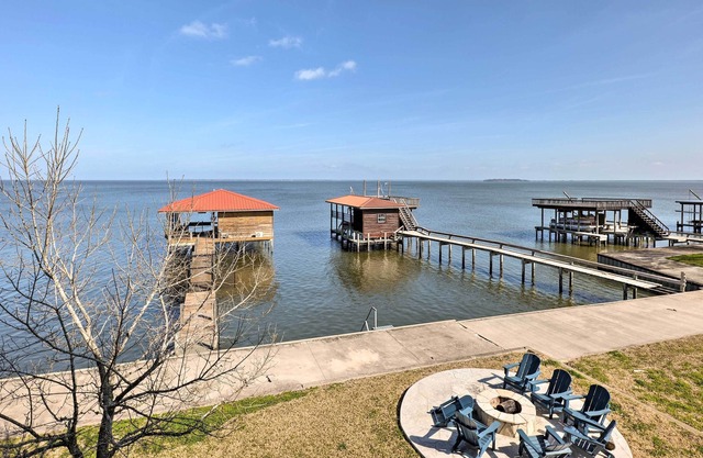 NEU! Luxus Lakefront Coldspring Home mit Bootshaus