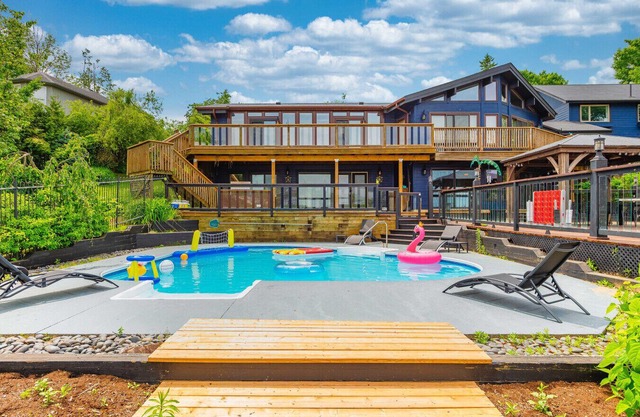Lux Lakeside |Slps20| Pool+GolfSim+HotTub+Karaoke+Gym+Sauna