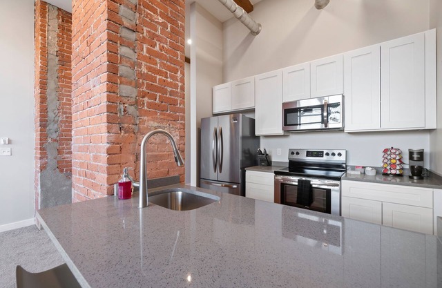 Lux Loft Near Hospital, Schools, Restaurants | 1bd | Garage