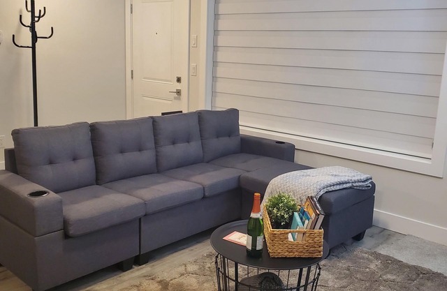 Lux Modern 2bd Radiant Suite+Free Parking