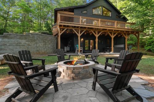 Lux Mtn Cabin Hot Tub, Fire Pit, Game Room 3bd