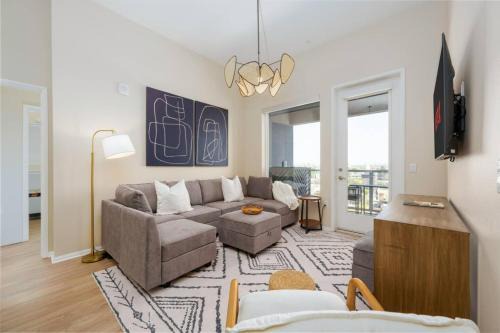 Lux N Park Penthouse King Beds Workspaces Parking