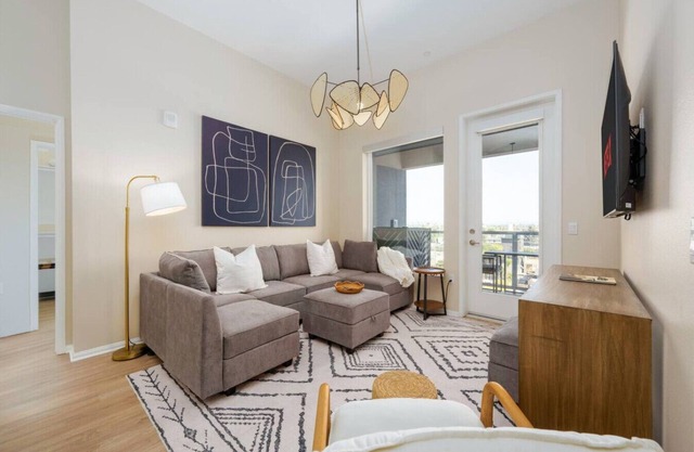 Lux Penthouse~King Beds~Workspaces~Parking~ Near Zoo, Balboa Park!