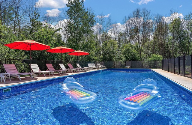 Lux Retreat on 5 Wooded Acres-Pool/Hot Tub/Tiki Bar/Game Room- Great for Groups!