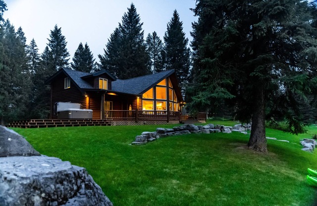 Lux Riverfront cabin w/ Hot Tub & Sauna