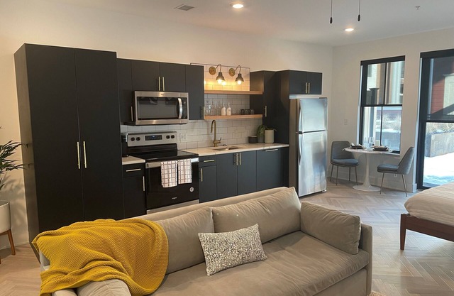 Lux Studio Center of Broadway ~ Dining, Entertainment, Pet-friendly