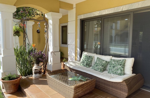 LUXUSFAMILIENHAUS MIT POOL UND PRIVATGARTEN