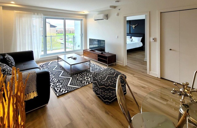 Luxe 1BR with Pool and Sauna near Quartier DIX30