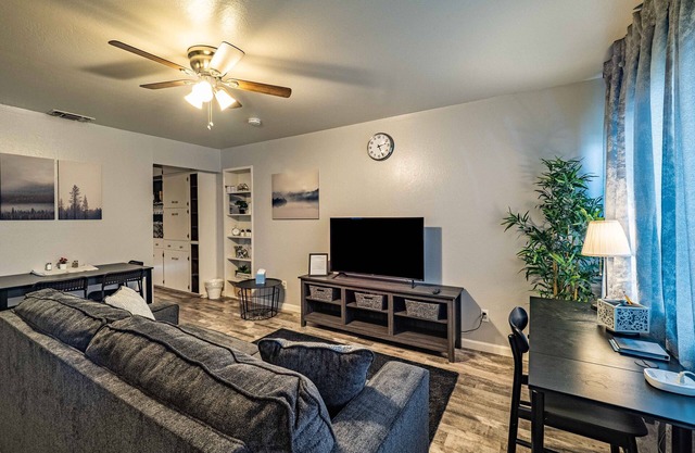 Luxe 2B Home in Carmichael | Netflix | Work Desk