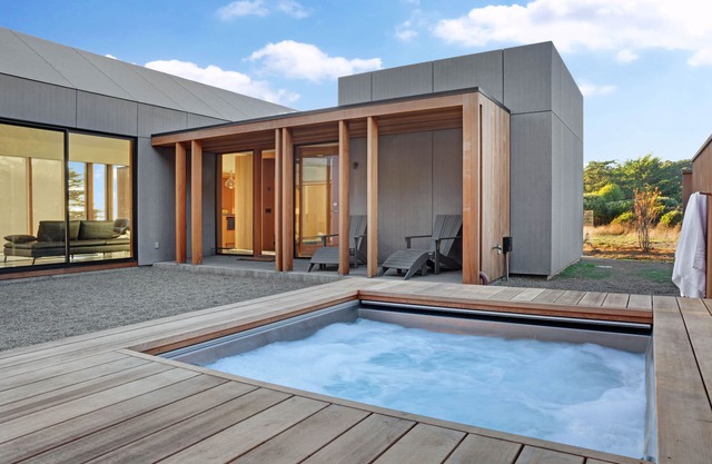 Luxuriöses architektonisches Juwel mit Blick auf das Meer und den Golfplatz, Whirlpool, Gemeinschaftspool und Tennis
