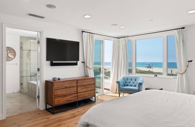 Luxe Beachfront Beauty with easy access to Sofi and LAX