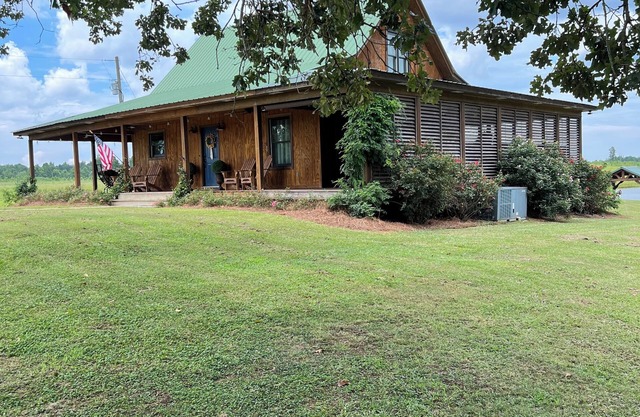 Luxe cabin minutes away from Marty Stuart's Congress of Country Music