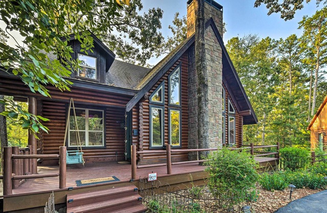 NEW! Luxe Cabin w/ 2 Decks; 3 Blocks to Golfing!