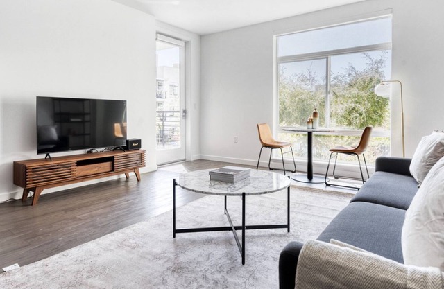 Luxe Campbell 1BR w/ Gym, Pool & Lounge, 10 min to Netflix, by Blueground