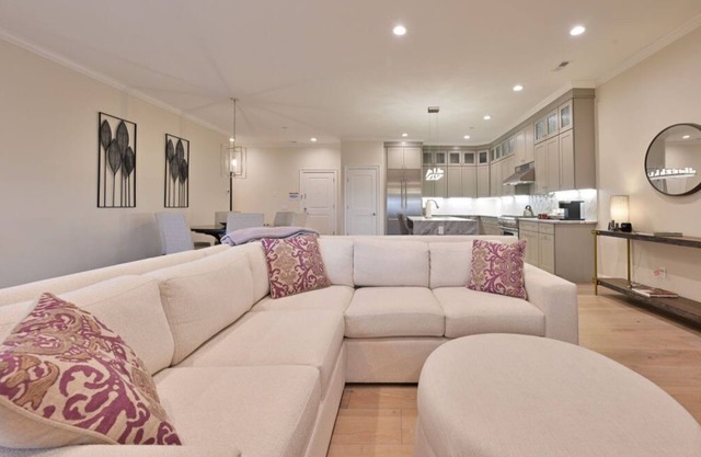 Luxe & Comfort 3BR Suite in Picturesque Woodlands