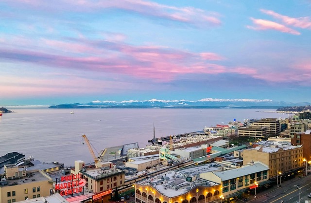 Luxe condo overlooking Elliott Bay & Olympic Mountains with pool, hot tub, gym