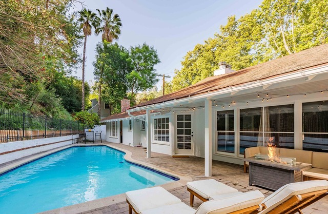 Luxe Cottage with Pool in the Hills - Close to Shops & Restaurants