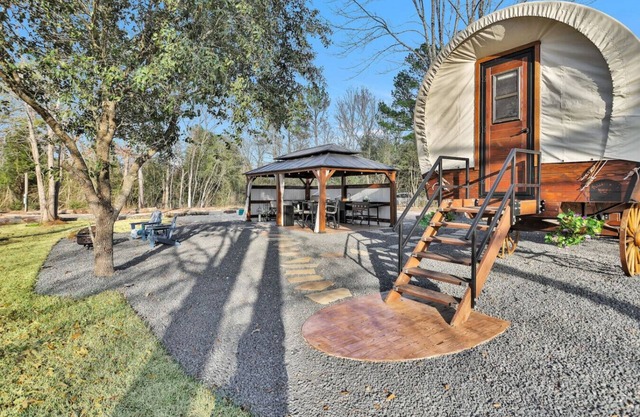 Luxe Covered Wagon! King Bed - Full Bath - AC/Heat