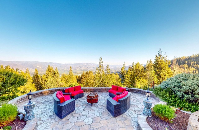 Luxe Custom Home with Ukiah Valley Views, Massage Chair & Infrared Sauna