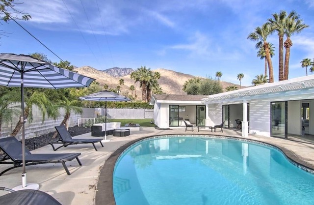 LUXE Deepwell Estates Pretty Palms Getaway