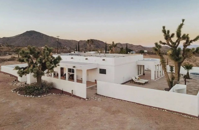 Luxe Desert Retreat: Hot Tub, Cowboy Pool & Outdoor Shower