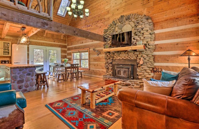 Luxe Dog-Friendly Cabin w/ Hot Tub & Game Room