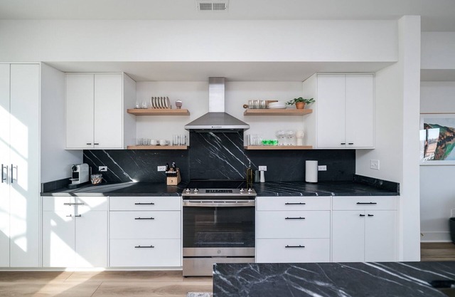 Luxe Downtown Townhouse w/ Nespresso + Garage!
