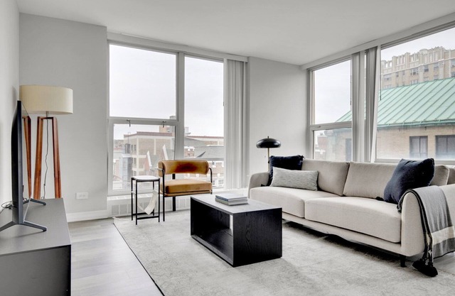 Luxe Edgewater Studio w/ Gym, Deck & Lounge, 5 blocks to L, by Blueground