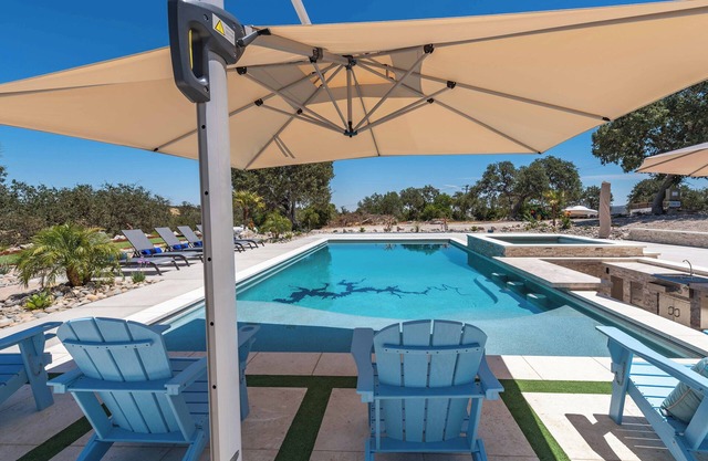 Luxe Estate @ Lake Naci w/pool, 2 hot tubs & game room.