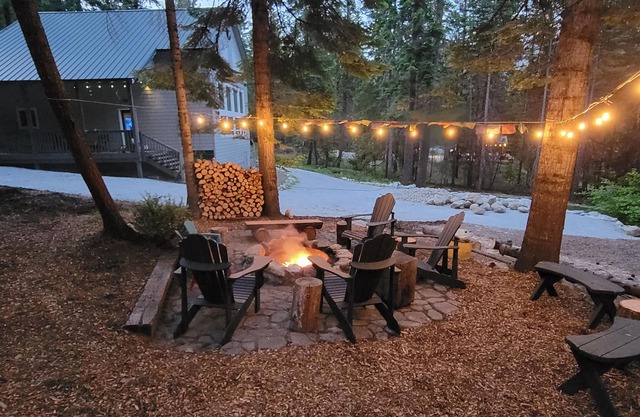 Luxe family and pet friendly chalet in private, forested setting