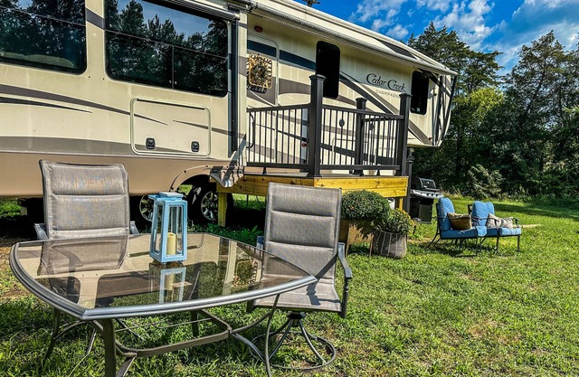 Luxe Farm-Stay w/ private animal sanctuary~10 min from city!
