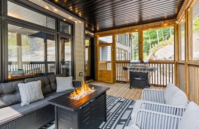Luxe Forest Retreat| HotTub| Sauna| PoolTable|View