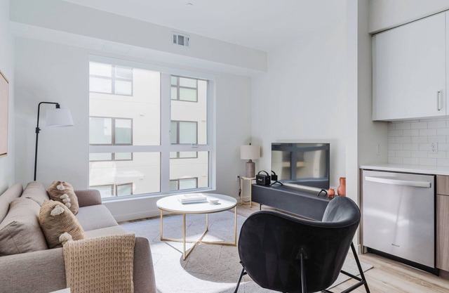 Luxe Hayward 2BR w/ Pools, Spas & A/C, near Green Spaces, by Blueground