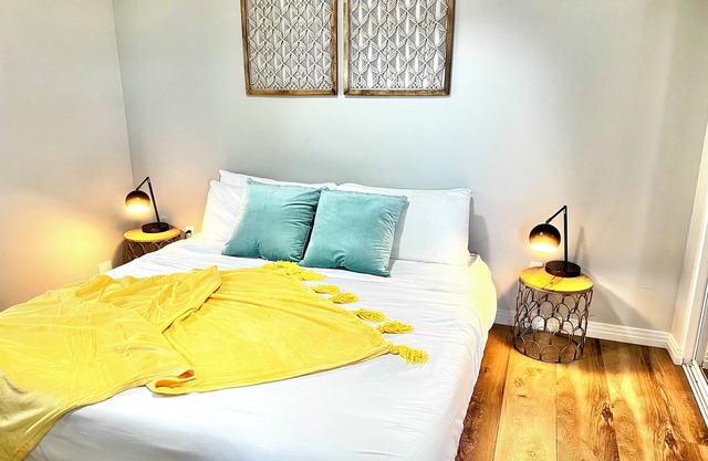 Luxe Hideaway: Private Patio, BBQ, Wineries, 20 min to Beaches, King bed