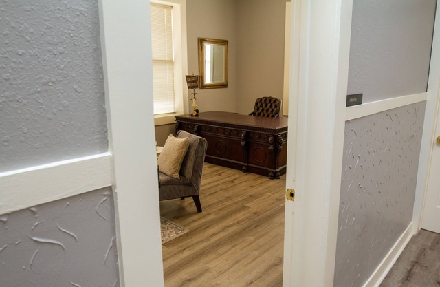 Luxe historic downtown 1-bedroom corporate apartment with WiFi, fitness room