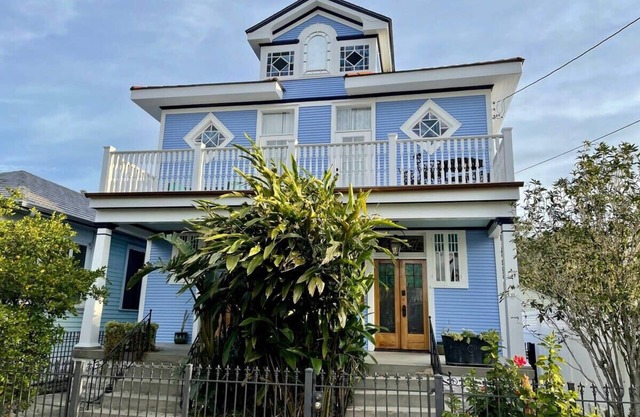 Luxe Historic Mid City | Balcony | Streetcar+Cafe