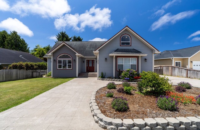 Luxe home near ocean beaches & forest - home theater, fireplace & kayaks