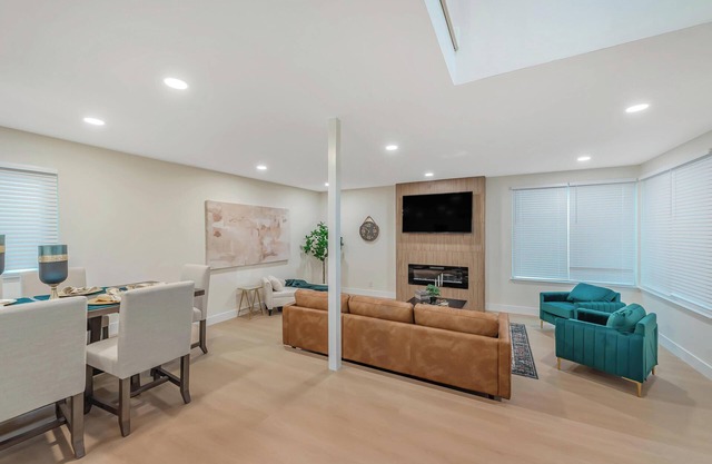 Luxe Home Steps from Mall and Downtown Escape
