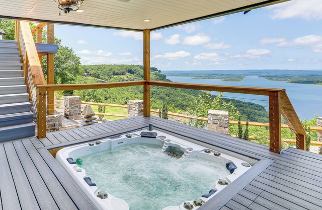 Luxe Home w/ Panoramic Greers Ferry Lake Views