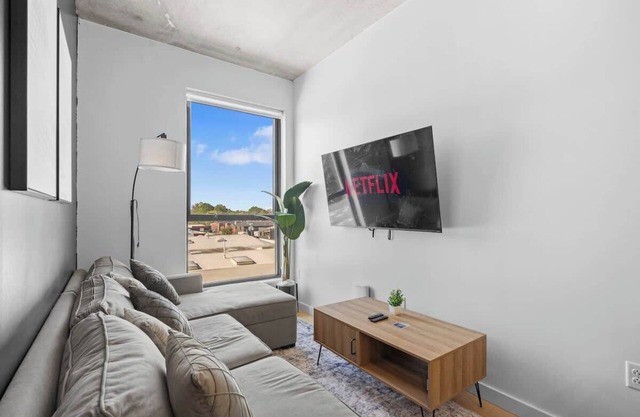 Luxe King 2BR Suite in South End Charlotte!