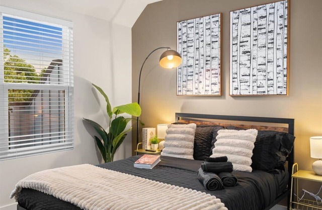 Luxe King 3BR Townhouse Mins to Uptown CLT!