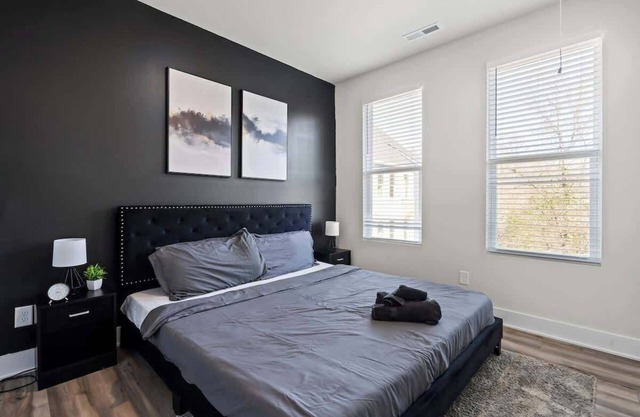 Luxe King 3BR Townhouse -Mins to Uptown CLT!
