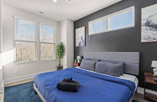 Luxe King 3BR Townhouse Mins to Uptown CLT!
