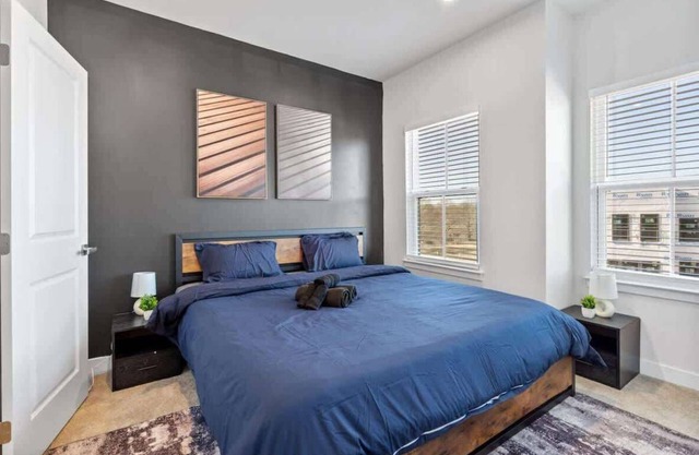 Luxe King 3BR Townhouse Mins to Dwtn CLT!