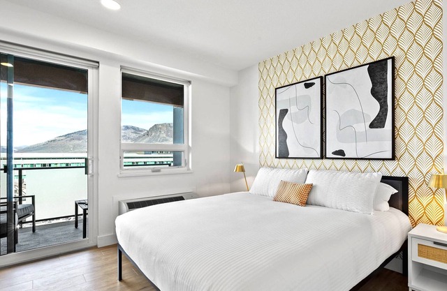 LUXE King Bed Skyline Condo in Heart of Downtown