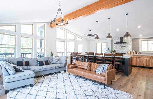 Luxe Lodge Noir 15 minutes to downtown Lava!