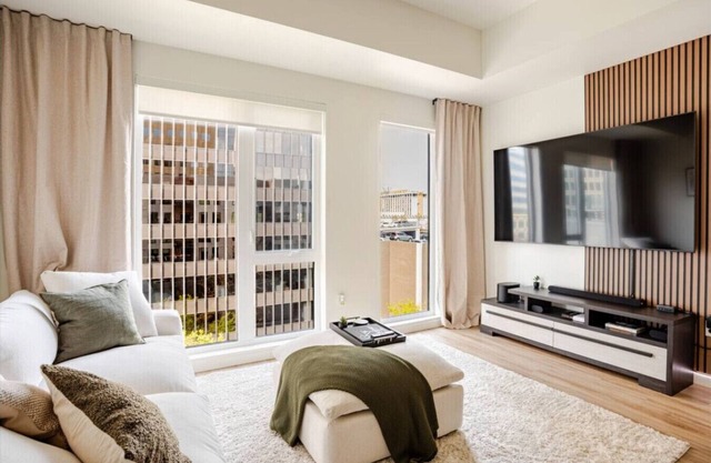 Luxe Loft In Heart Of City
