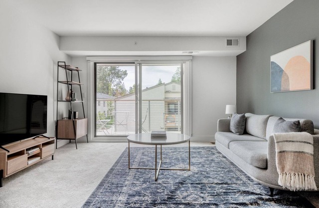 Luxe Menlo Park 1BR w/ Pool, Tennis & A/C, nr Shopping, by Blueground