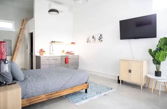 Luxe Modern Ballard Studio: 15 Min to Space Needle