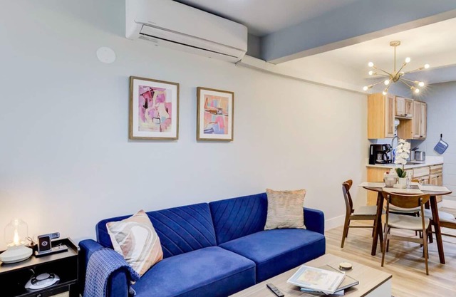 Luxe Modern loft w/King Bed, Free Parking & Wi-Fi